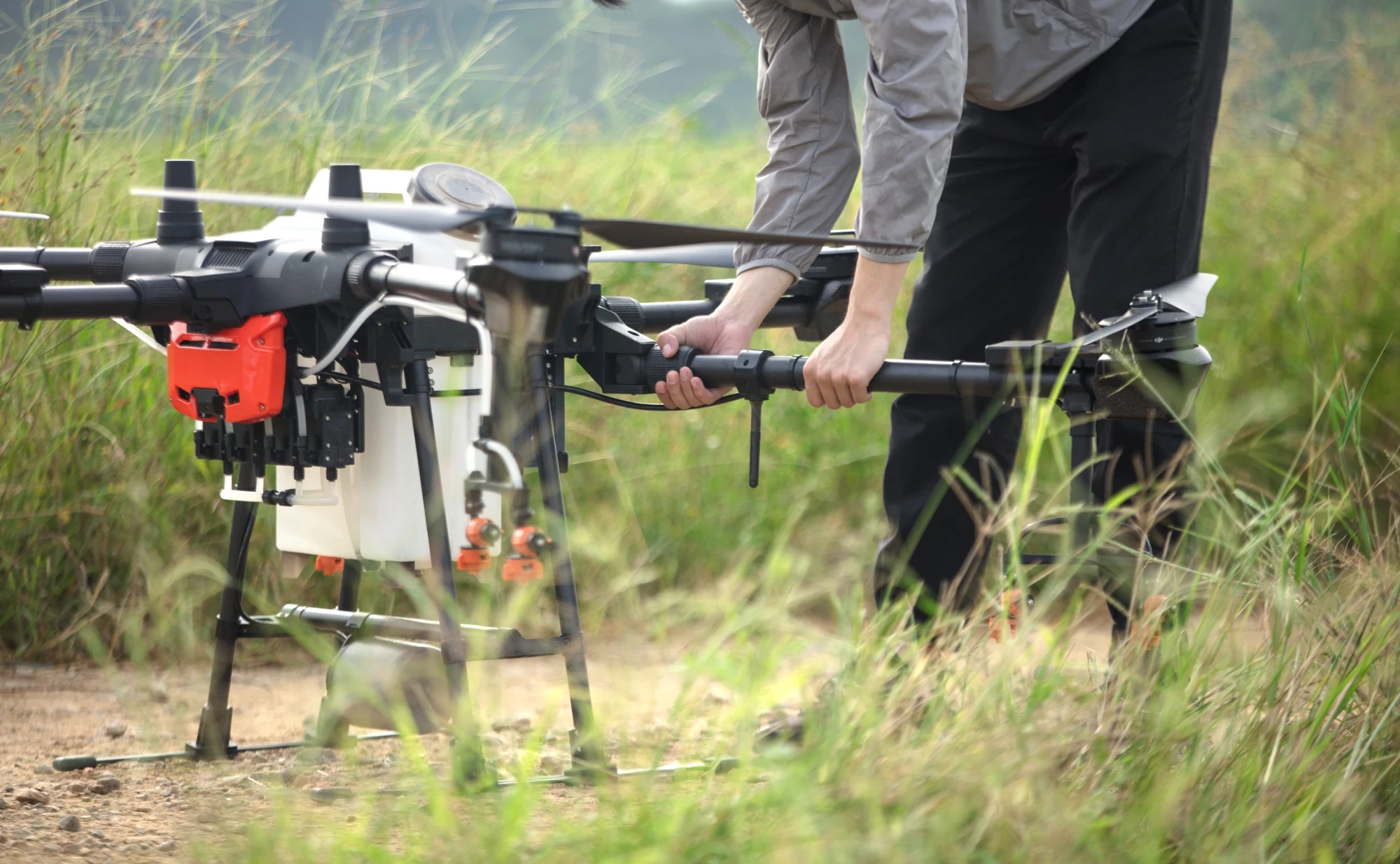 Pertanian Berbasis Teknologi: Bagaimana Petani Memanfaatkan Drone dan Sensor